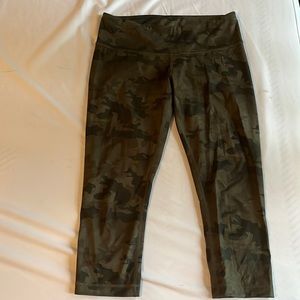 Cropped Lululemon Wonder Unders in Camo